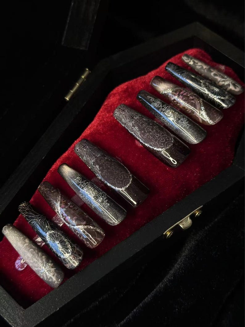 Thermal Gothic Nails "Eclipse Era 000"  | Handartnails